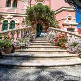 Altri notevoli particolari architettonici sono la scalinata esterna colma di fiori che conduce al loggiato di ingresso...